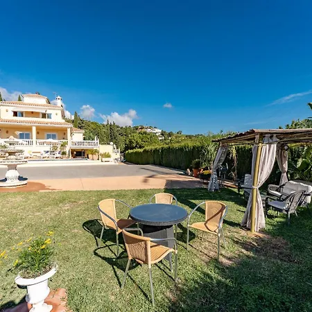 With Free Pool And Jacuzzi - Only 5min Drive To Town