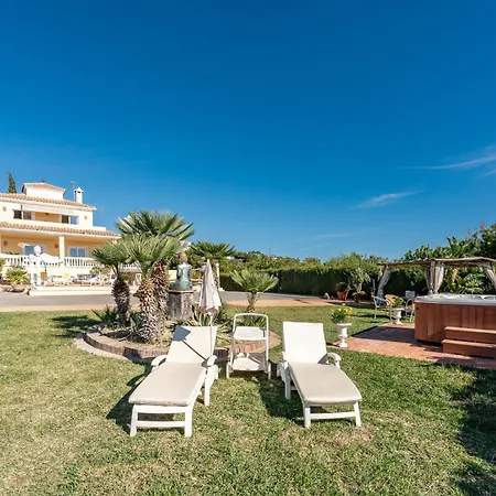 With Free Pool And Jacuzzi - Only 5min Drive To Town 3*
