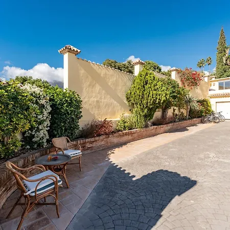 With Free Pool And Jacuzzi - Only 5min Drive To Town Guest house 3*
