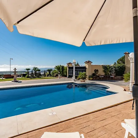 With Free Pool And Jacuzzi - Only 5min Drive To Town