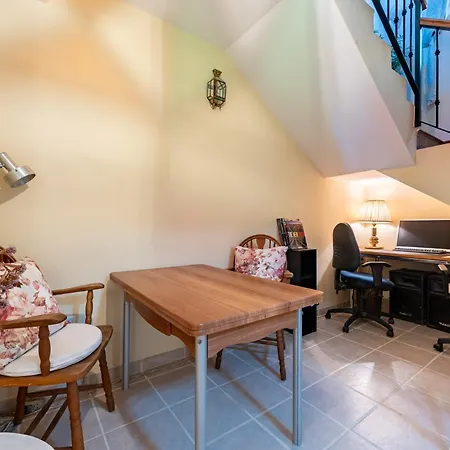 With Free Pool And Jacuzzi - Only 5min Drive To Town Guest house