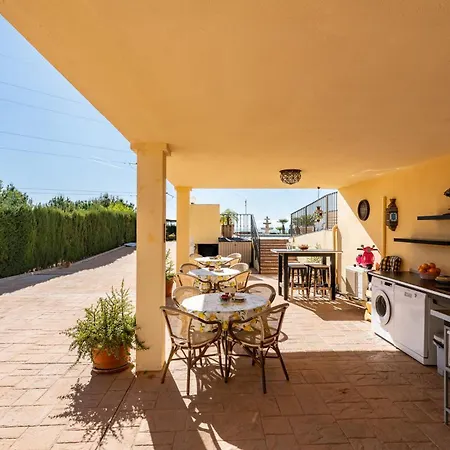 With Free Pool And Jacuzzi - Only 5min Drive To Town Guest house 3*