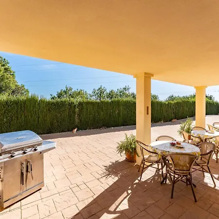 Guest house With Free Pool And Jacuzzi - Only 5min Drive To Town 3*
