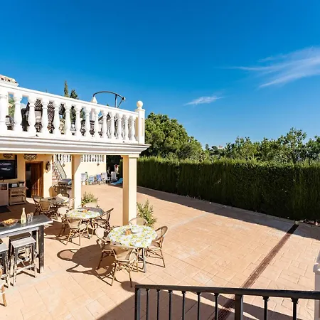 With Free Pool And Jacuzzi - Only 5min Drive To Town 3*