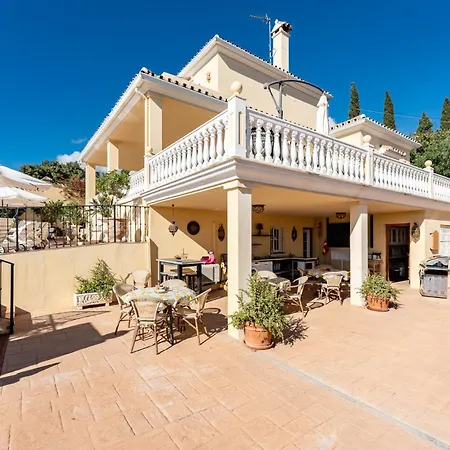 With Free Pool And Jacuzzi - Only 5min Drive To Town 3*
