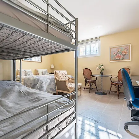 With Free Pool And Jacuzzi - Only 5min Drive To Town Guest house 3*