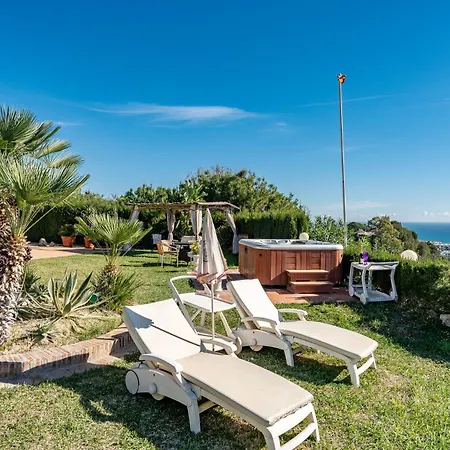 With Free Pool And Jacuzzi - Only 5min Drive To Town 3*