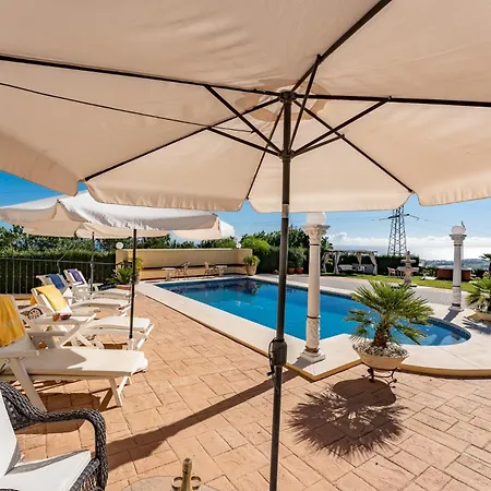 With Free Pool And Jacuzzi - Only 5min Drive To Town