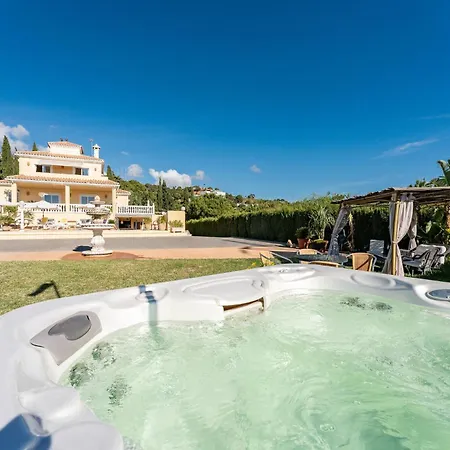 With Free Pool And Jacuzzi - Only 5min Drive To Town